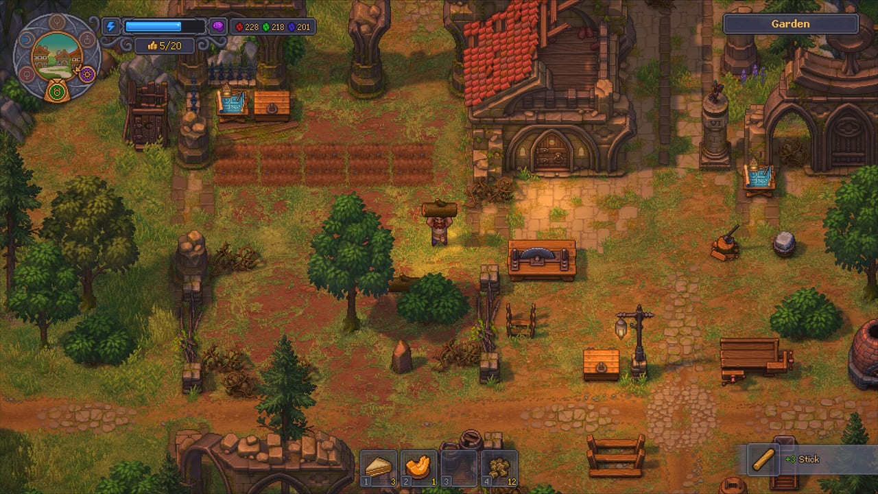Captura del Garden de Graveyard Keeper 2: el Guardián carga un tronco entre bancales, mesas y un farol